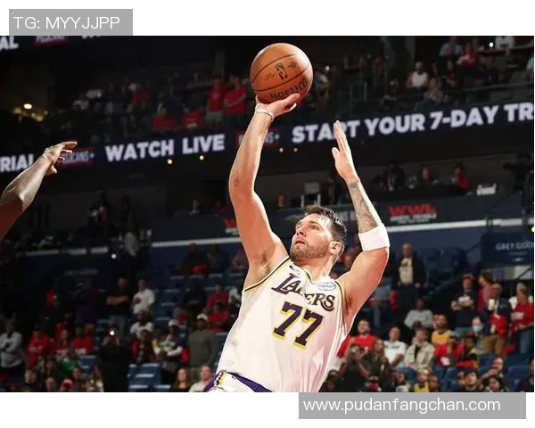 东契奇无解单打，里夫斯场均40分也不争权，湖人东里组合矛头初现